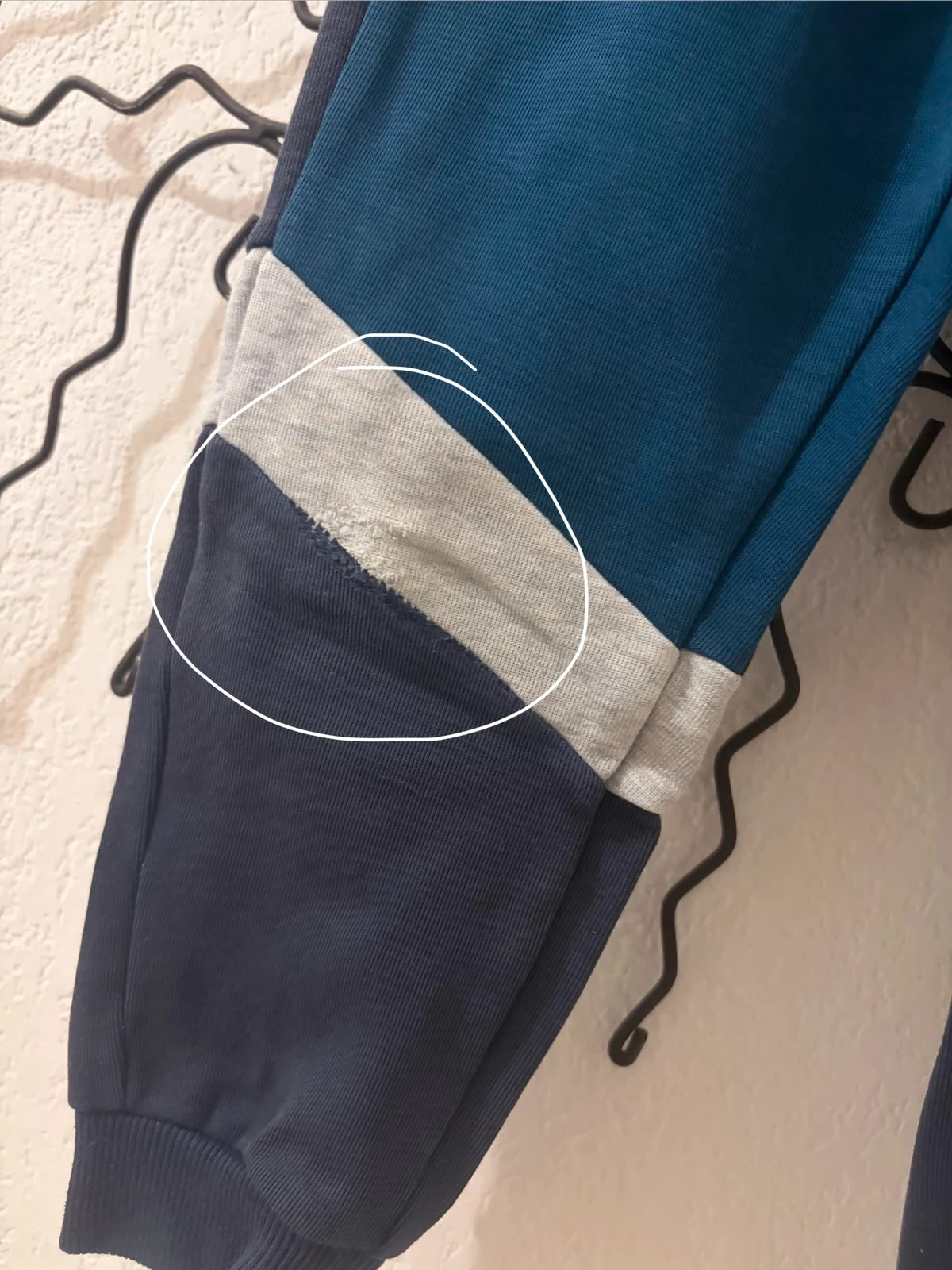 🔵 Chándal tricolor estilo deportivo (Cordón dañado y rodilla desgastada) – photo 7